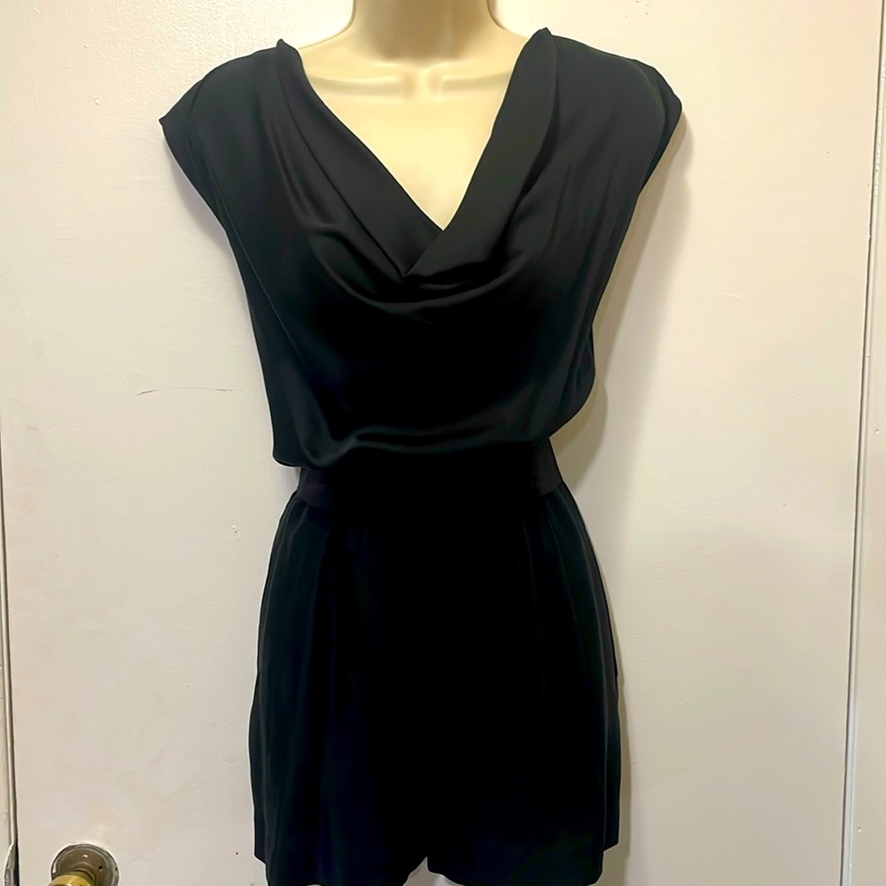 Diane Von Furstenberg SHORT JUMPER/SIZE 6. Black.  ♥️